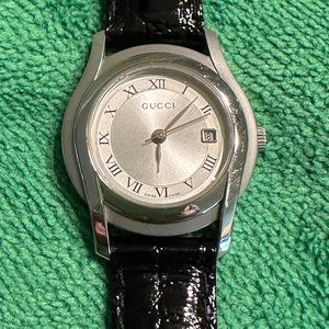 Gucci women's 5500L watch with leather band.  Fresh battery. Very nice